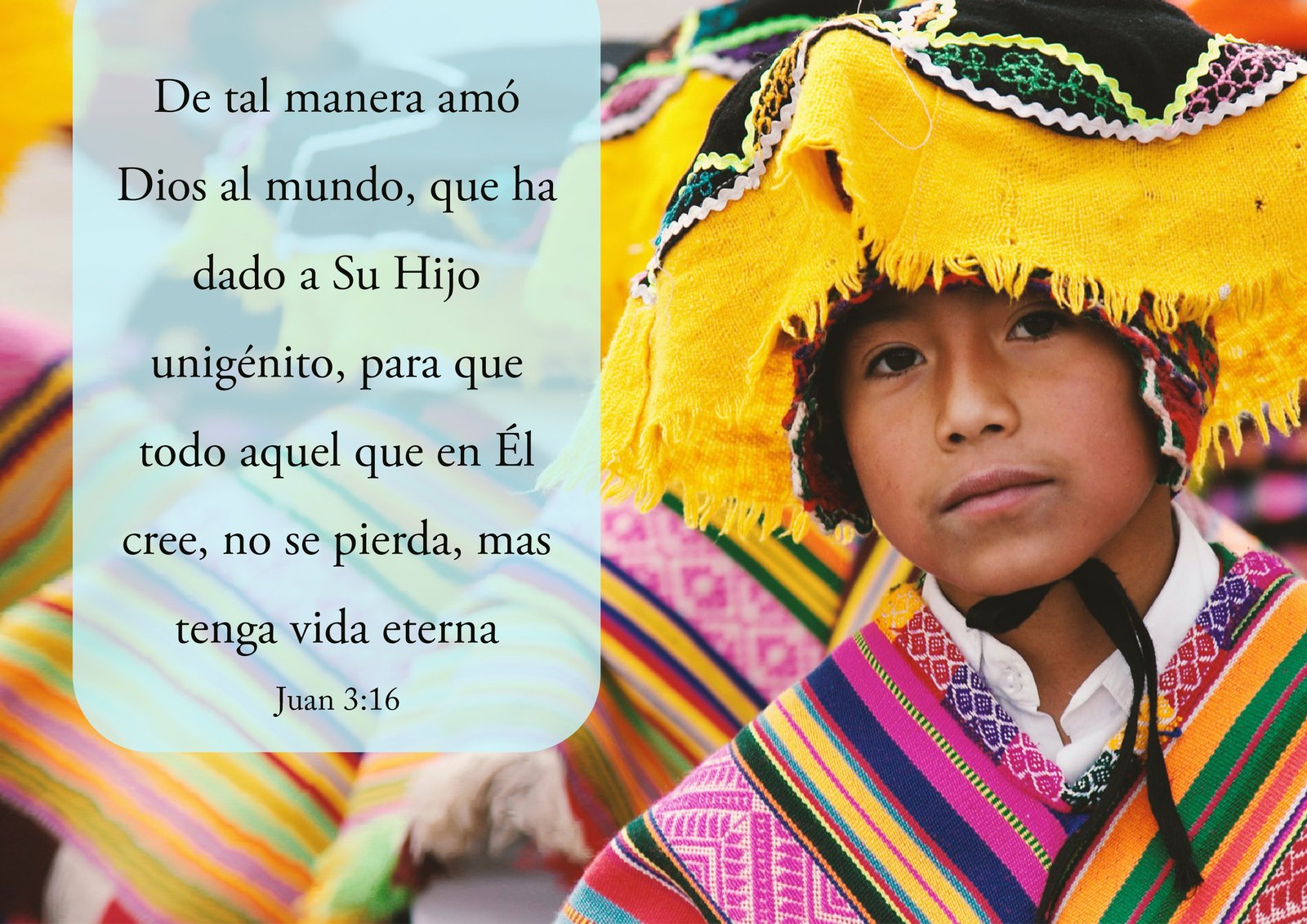 Juan 3:16: De tal manera amó Dios al mundo, que ha dado a Su Hijo unigénito, para que todo aquel que en Él cree, no se pierda, mas tenga vida eterna. Fotografía de un niño con vestimenta tradicional.